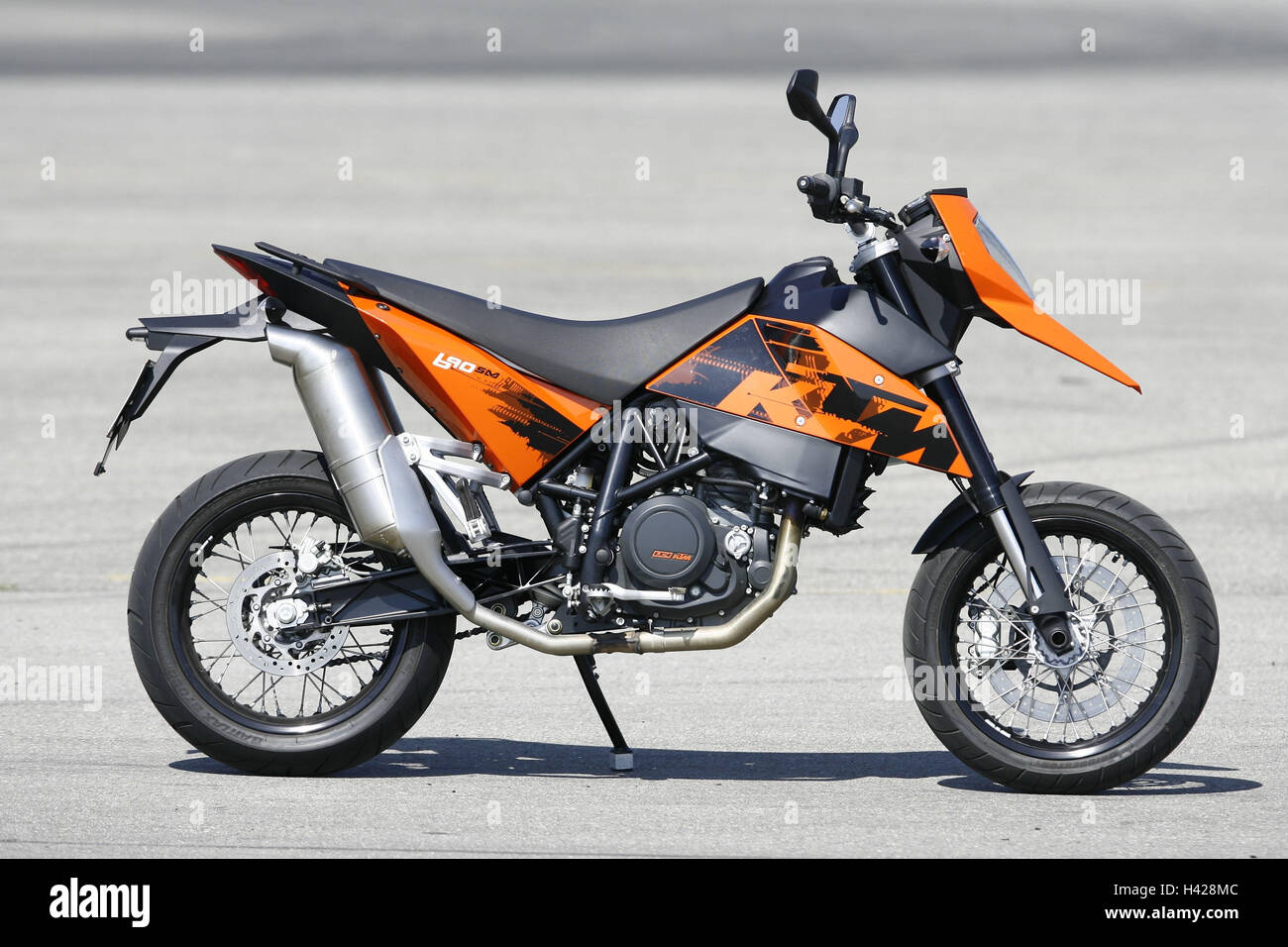 Moto, KTM 690 Supermoto, estándar, a la derecha Fotografía de stock Alamy