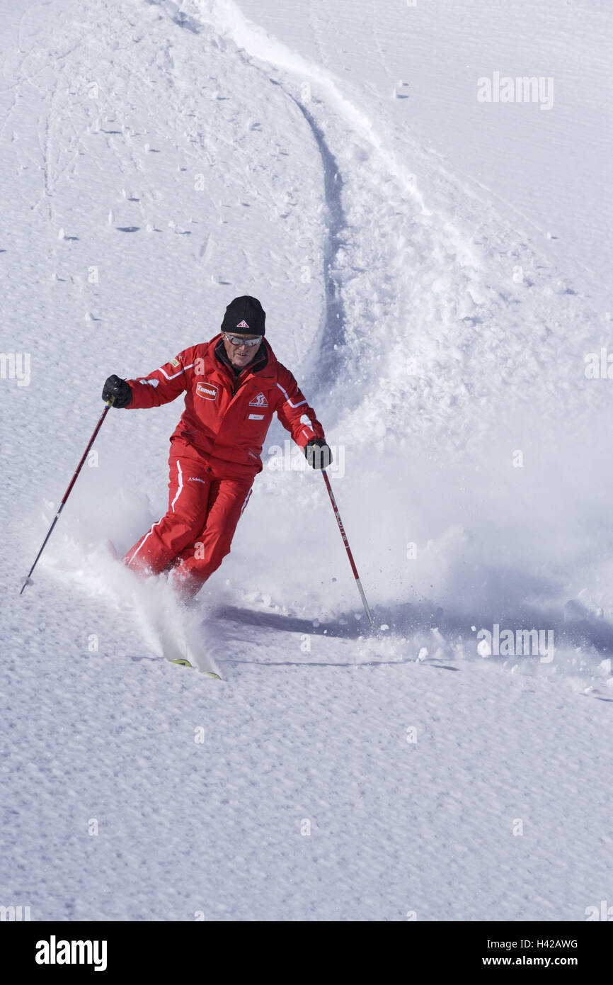 Pista de esquí, esquiador, nieve profunda, modelo liberado, Austria, Tirol Serfaus, los alpes, las montañas, las montañas, la temporada de invierno, la nieve, la nieve, deportes de invierno, deportes de invierno, esquí, turismo, turismo, hombre, instructor de esquí, nieve polvo, deporte, tiempo libre, hobby, esquí, cuerpo completo, senior, traje de esquí, rojo, movimiento, actividad, Foto de stock