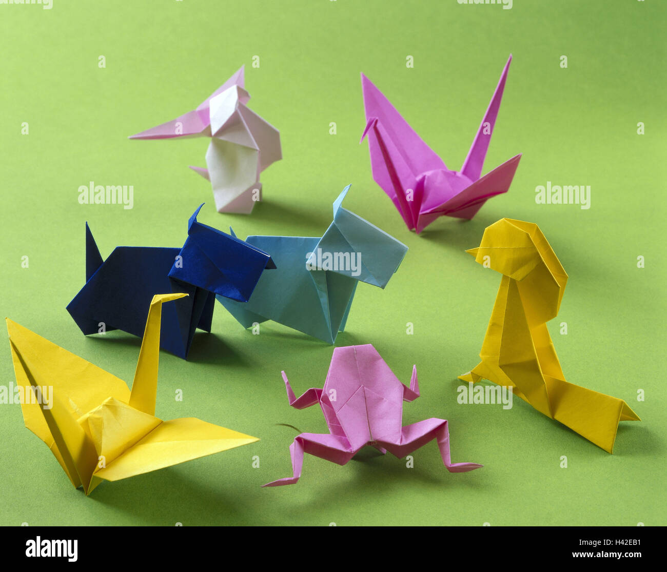 El origami, el arte japonés de plegado de papel, de animales, de forma  diferente, brillantemente, Japón, arte, figuras míticas figuras, siete,  colorido, plegado, plegado, habilidad, arte de plegado de papel de arte,