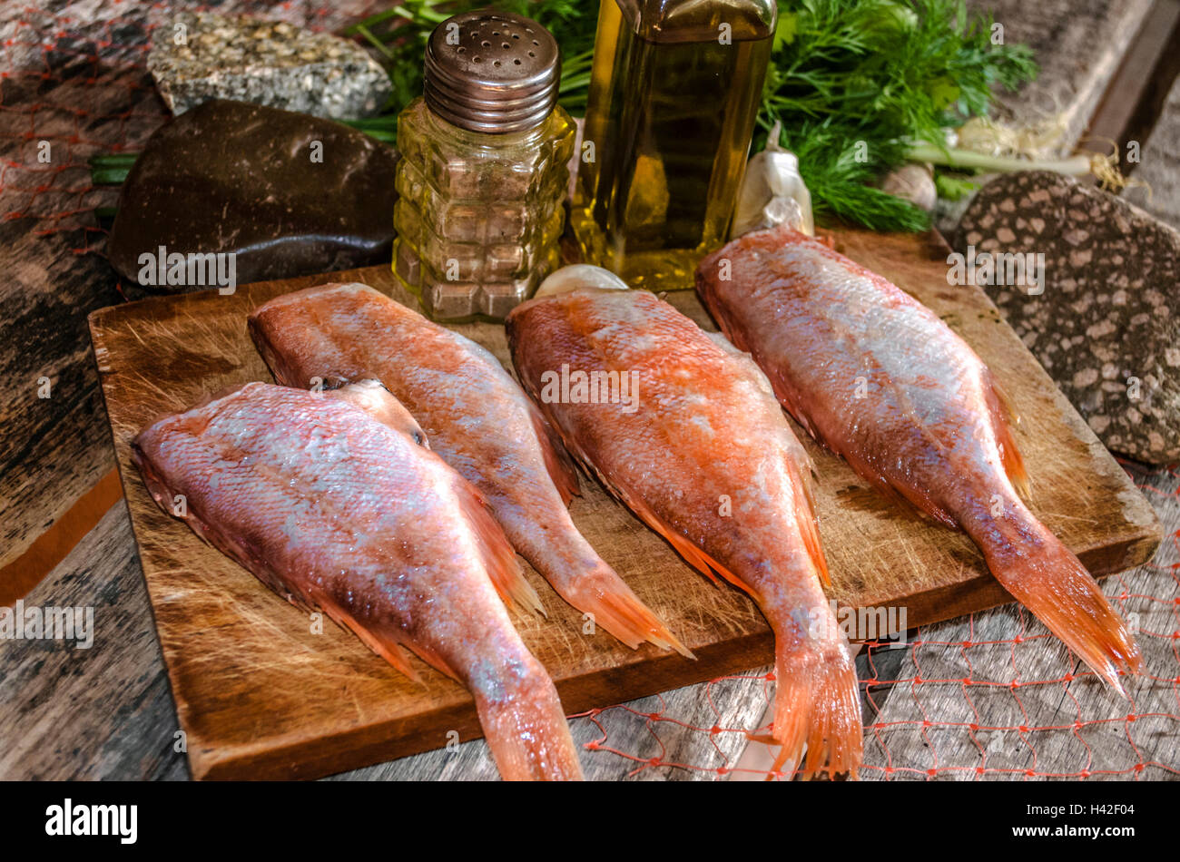 Los cadáveres procesados de rojo agrupador con hierbas y especias Foto de stock