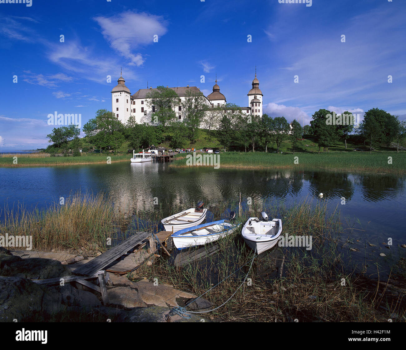 Suecia, Västergötland, el castillo Läckö, Vänernsee, Jetty, botas, Europa, Escandinavia, Läckö Slott, lugar de interés, bloqueo, edificio barroco, excursión en barco, puente, Lake Shore, botas, remo, arquitectura estilo arquitectónico barroco Foto de stock
