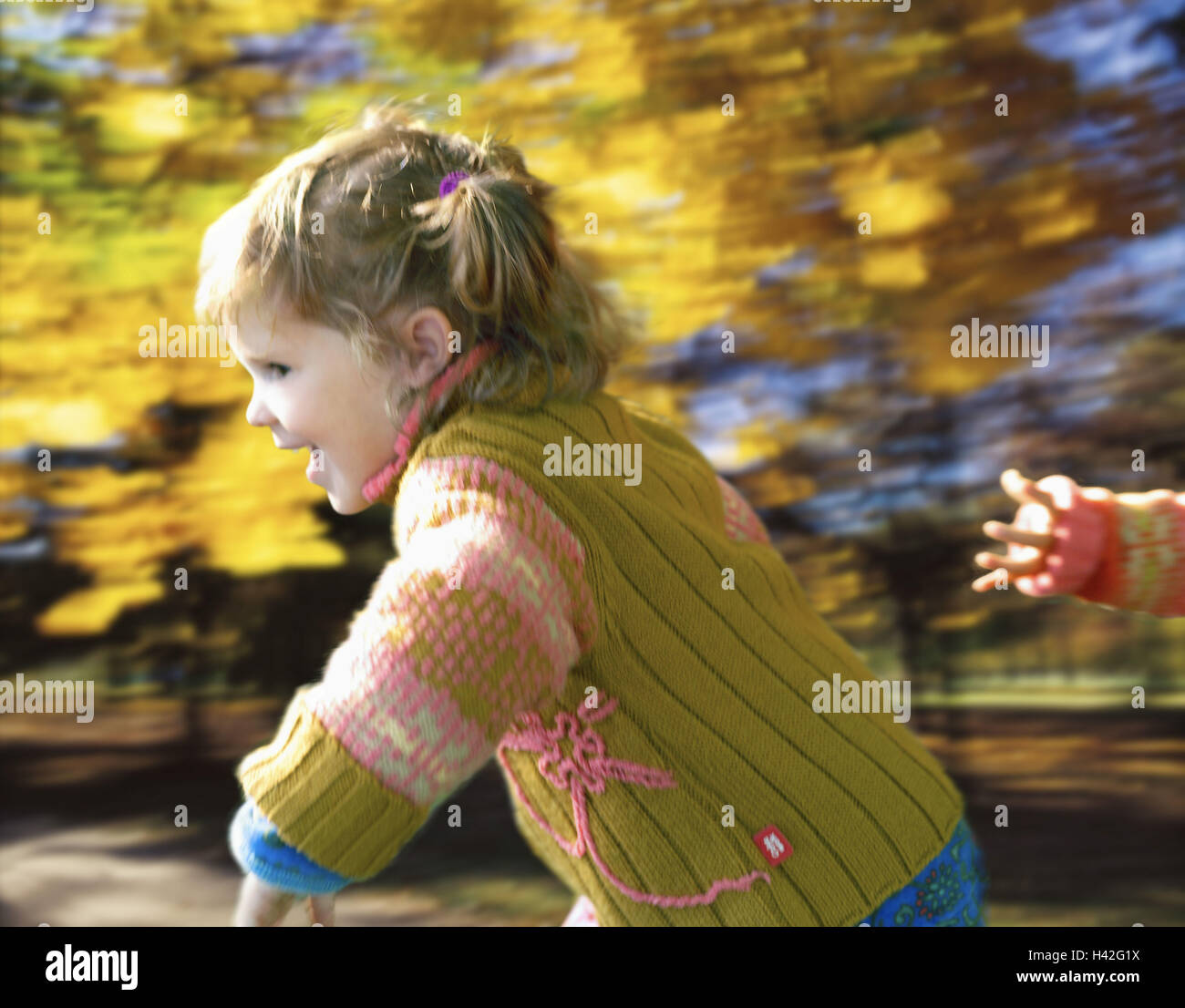 Los niños, correr, detalle, niña, vista lateral, feliz, otoño, Parque,  jardín, niños 3 - 4 años, reír, feliz, trampa, Alegría, juego, correr,  correr, juntos, la raza, la raza, el movimiento, la dinámica,