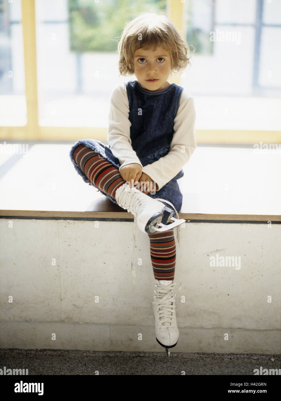 Las niñas, sentarse, dibujar patines para hielo, niños 5 - 7 años vaya a patinar, vestir pantalones, calcetines, ondulado, tiempo libre, infancia, siga hasta el estadio de hielo, zapatos, cordones, amarre, inside, Las niñas, sentarse, dibujar patines para hielo, niños 5 - 7 años vaya a patinar, vestir pantalones, calcetines, ondulado, tiempo libre, infancia, siga hasta el estadio de hielo, zapatos, cordones, amarre, inside,