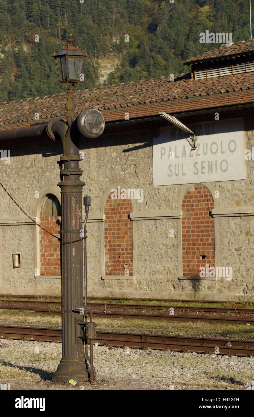 Agua vieja grúa (columna de agua) para llenar locomotoras a vapor de agua. Ferrocarril en Marradi. Marradi, provincia de Florencia, Italia Foto de stock