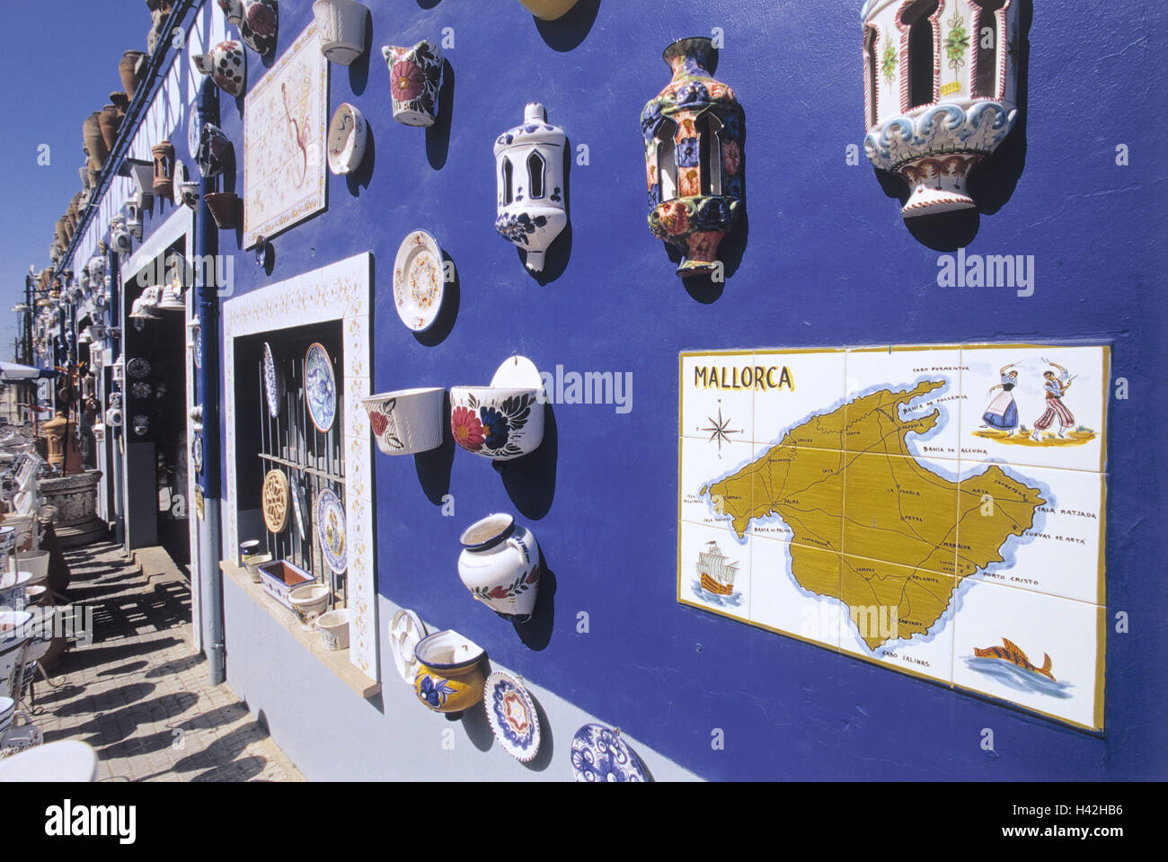 España, Mallorca, Manacor, negocios de souvenirs, fachada azul, detalle,  decora el Mar Mediterráneo, las Islas Baleares, la isla, los negocios, la  carga, la construcción, la fachada de la casa, exposición, cerámica  artículo,