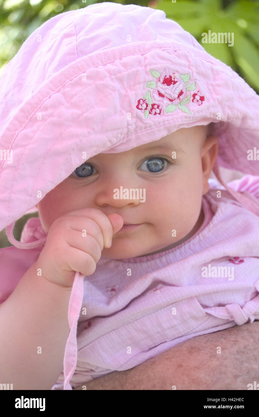 de bebé, rosa, sustancia hat, retrato, retrato infantil, retrato del bebé, niño, de 6 ojos azules, verano, fuera Fotografía de stock - Alamy