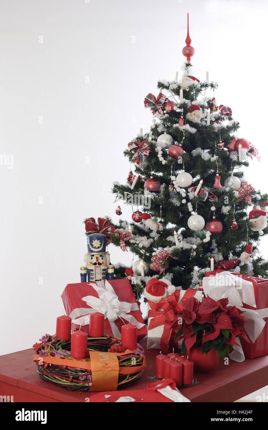 Tabla, árbol de navidad, regalos, nutcrackers corona de Adviento, Navidad, Árbol de Navidad, decorado Baumschmuck rojo-saber, regalos de Navidad, la maceta, Poinsettia, velas, decoración, decorativo, , muy navideño, el partido, la Bescherung, interior Foto de stock