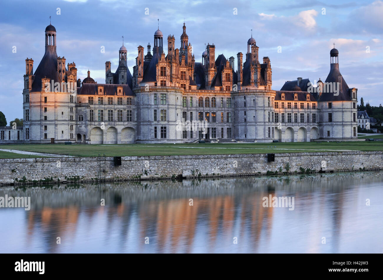Francia, Loir-et-Cher, château de Chambord, foso, la luz de la mañana, Foto de stock