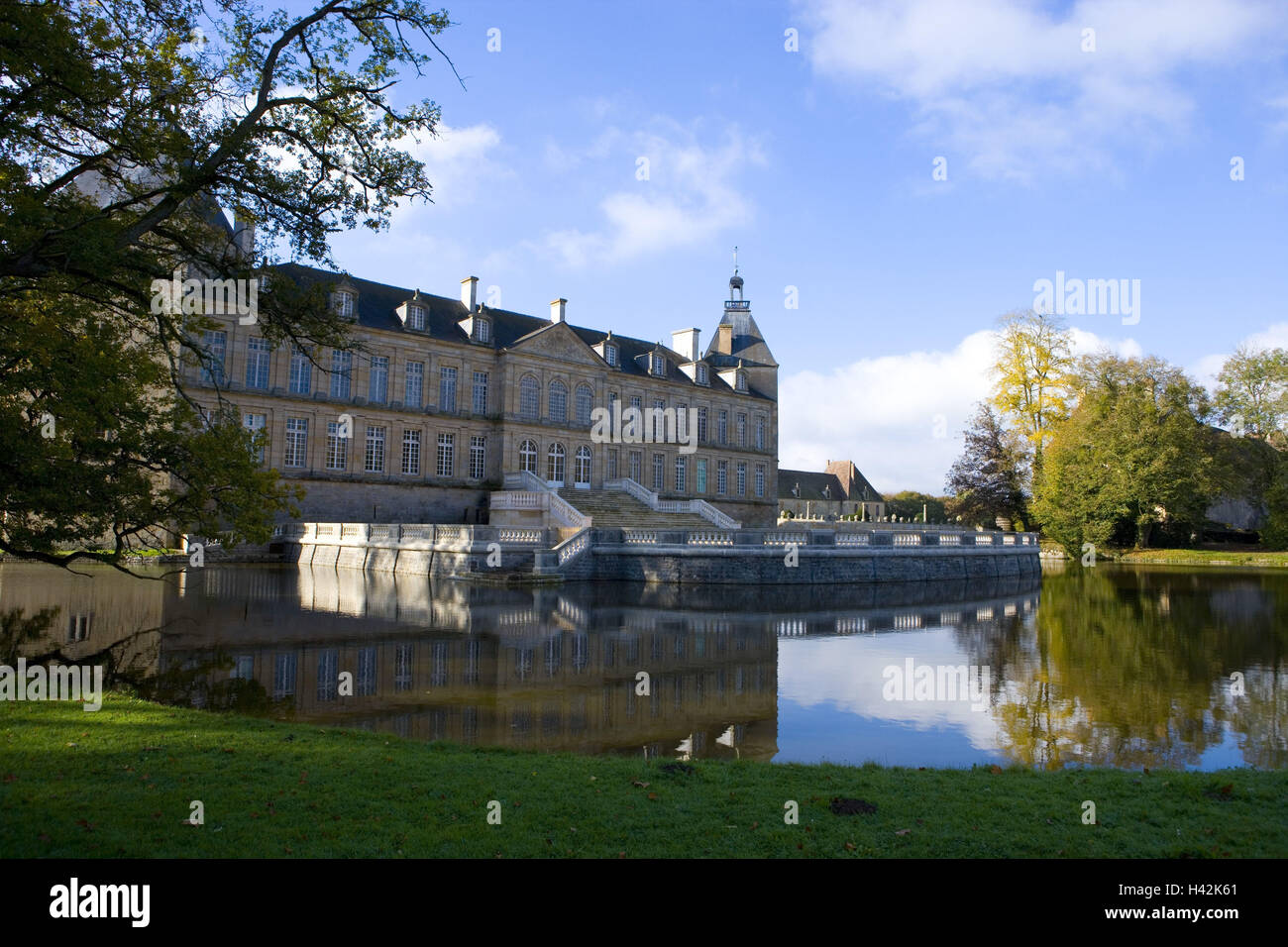 Francia, de Borgoña, de Saône-et-Loire, Chateau de Sully, castillo moated, detalle Foto de stock