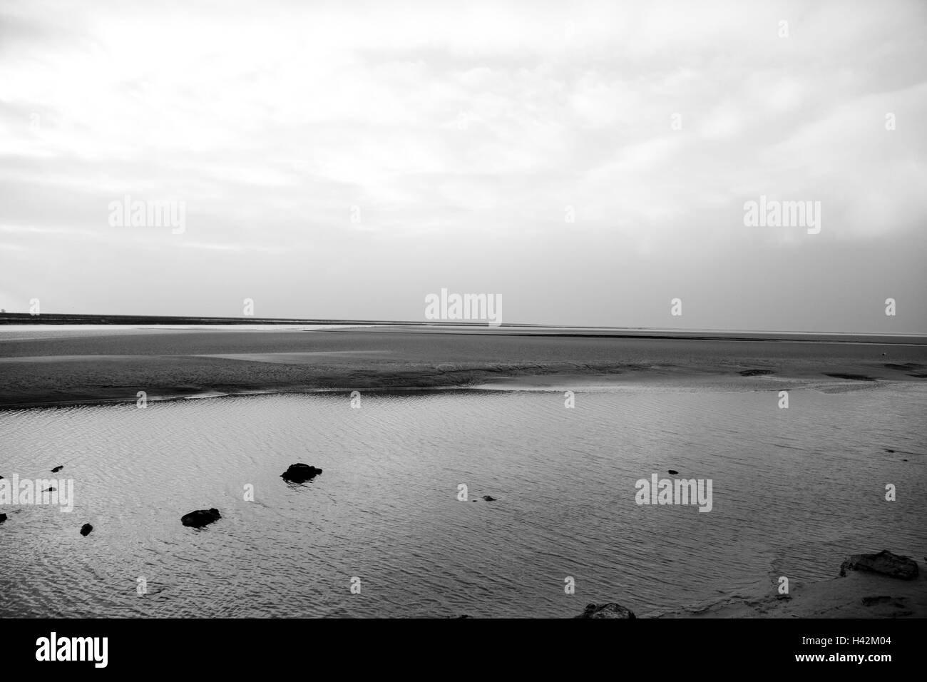 Francia, Normandía, la costa atlántica, en marea baja, b/w, Foto de stock