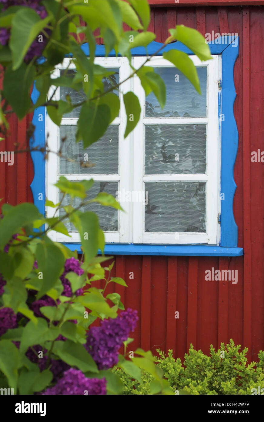 Casa residencial con marcos de ventanas azules fotografías e imágenes de  alta resolución - Alamy