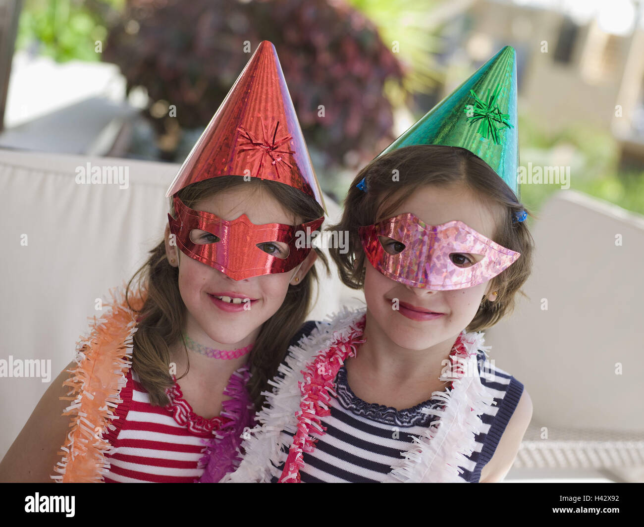 Carnaval, niña, gemelos, de 8 años, trajes de carnaval, retrato, modelo  liberado, fiesta infantil, niños, hermanas, gente, dos, uno al lado del  otro, forro, trajes, gorras, sombreros de papel, sombreros, máscaras,  máscaras