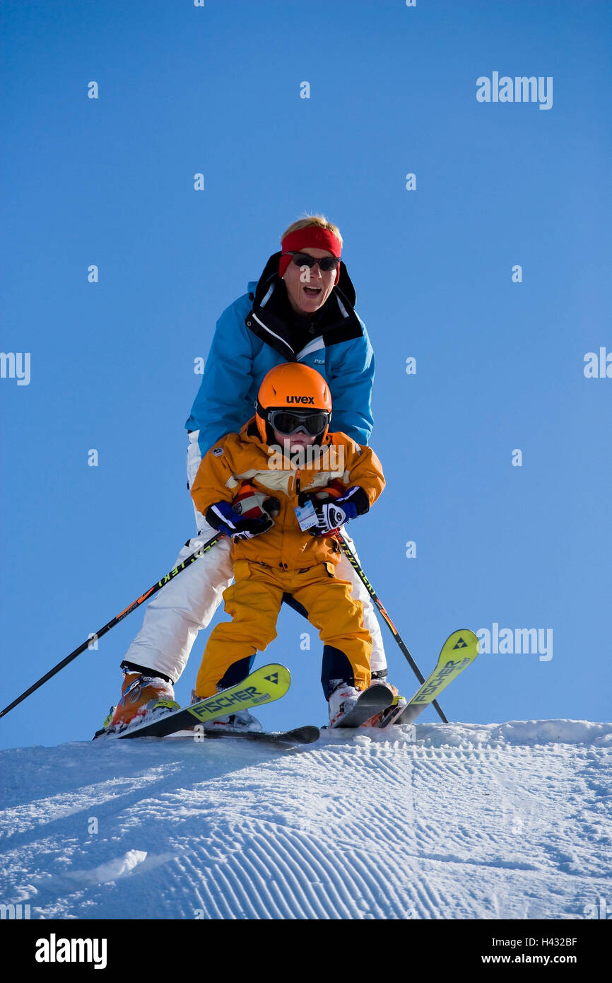 casco de esquí con visera aislada sobre fondo blanco. Casco de esquí gris  moderno con parasol aislado sobre blanco. Casco de deportes de invierno  Fotografía de stock - Alamy