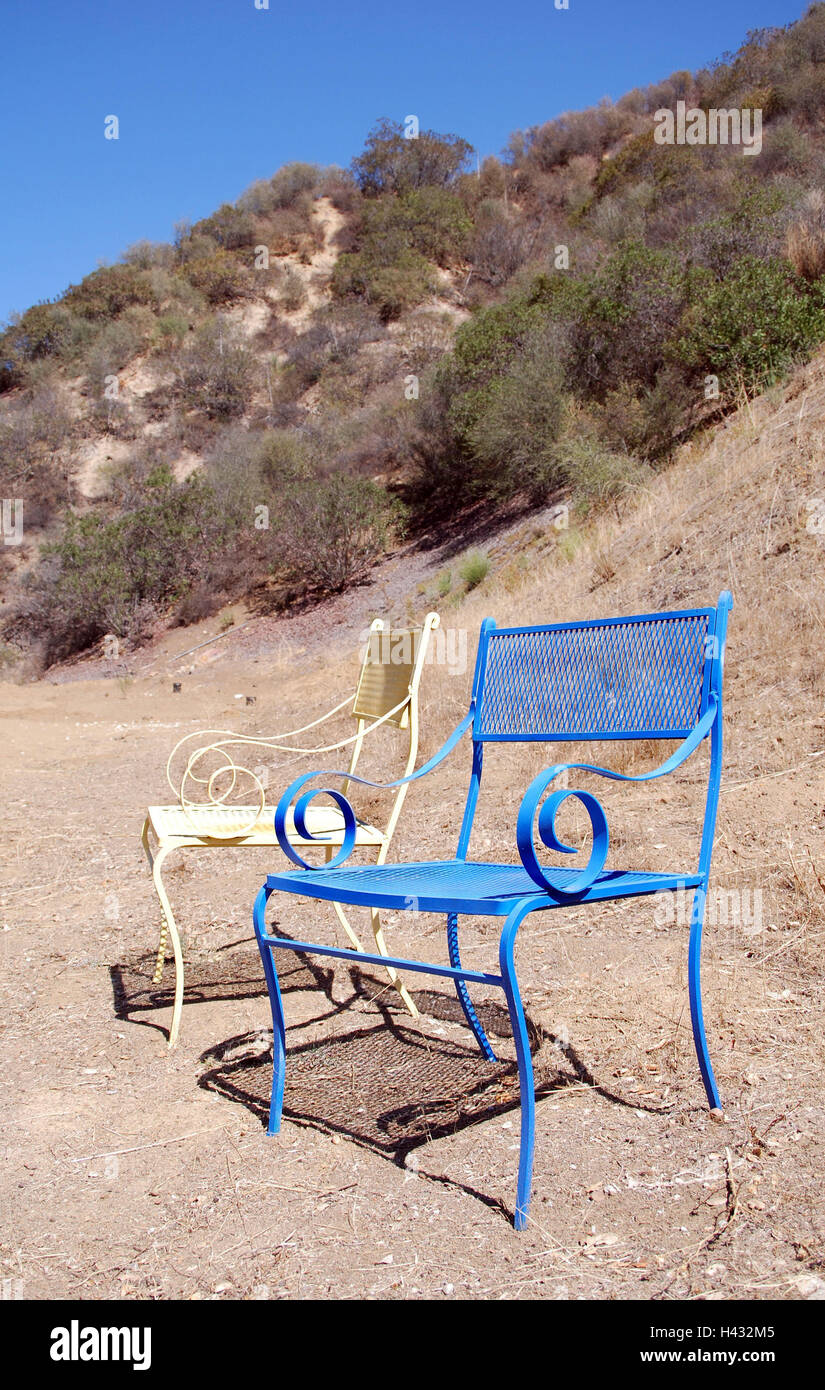 Hill escenografía, la superficie de la tierra, sillas de jardín, dos, el blanco, el azul, el paisaje, la sequedad, la sede de oportunidades, sillas de hierro, con diferente color, vacía, desierta, salí, soledad, aislamiento, Foto de stock