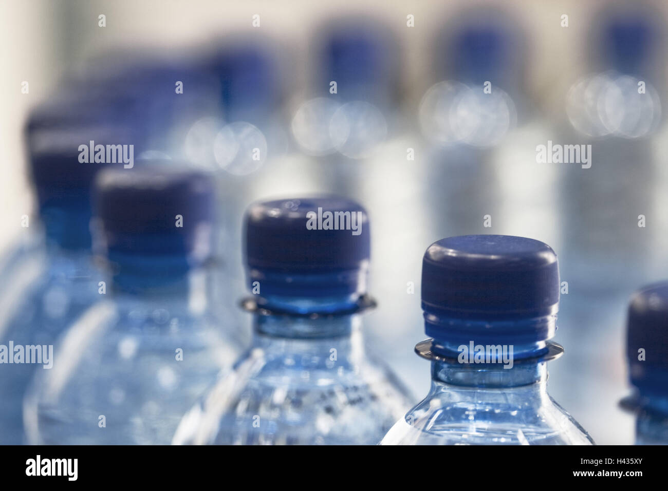 Agua mineral, botellas de plástico, sellos, detalle, desenfoque Foto de stock