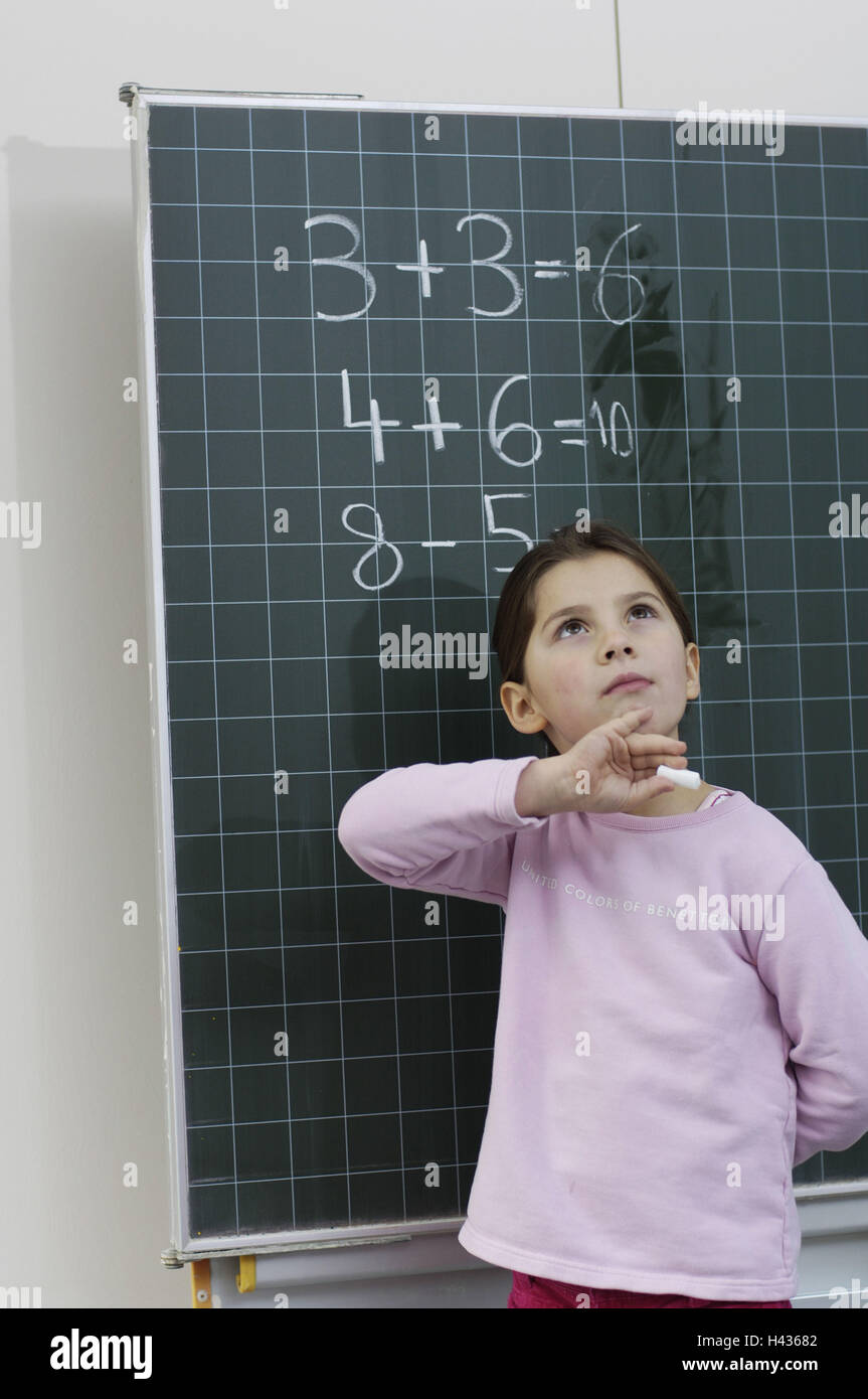 Las niñas, de la escuela, un tablón de anuncios, asignación aritmética, Foto de stock