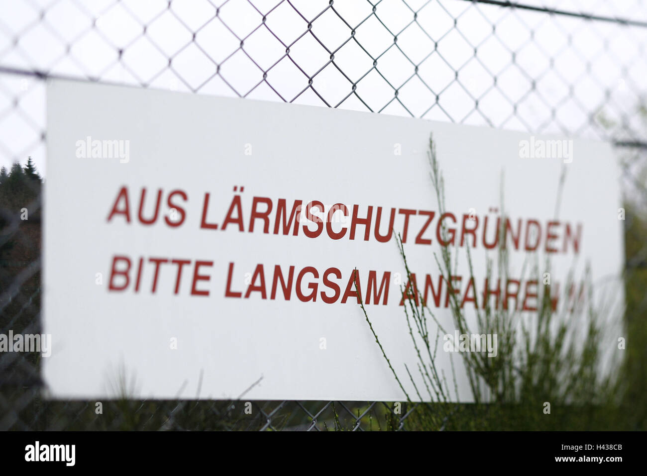 Nürburgring, la pista de carreras, vallas, firmar la prevención del ruido, desenfoque Foto de stock
