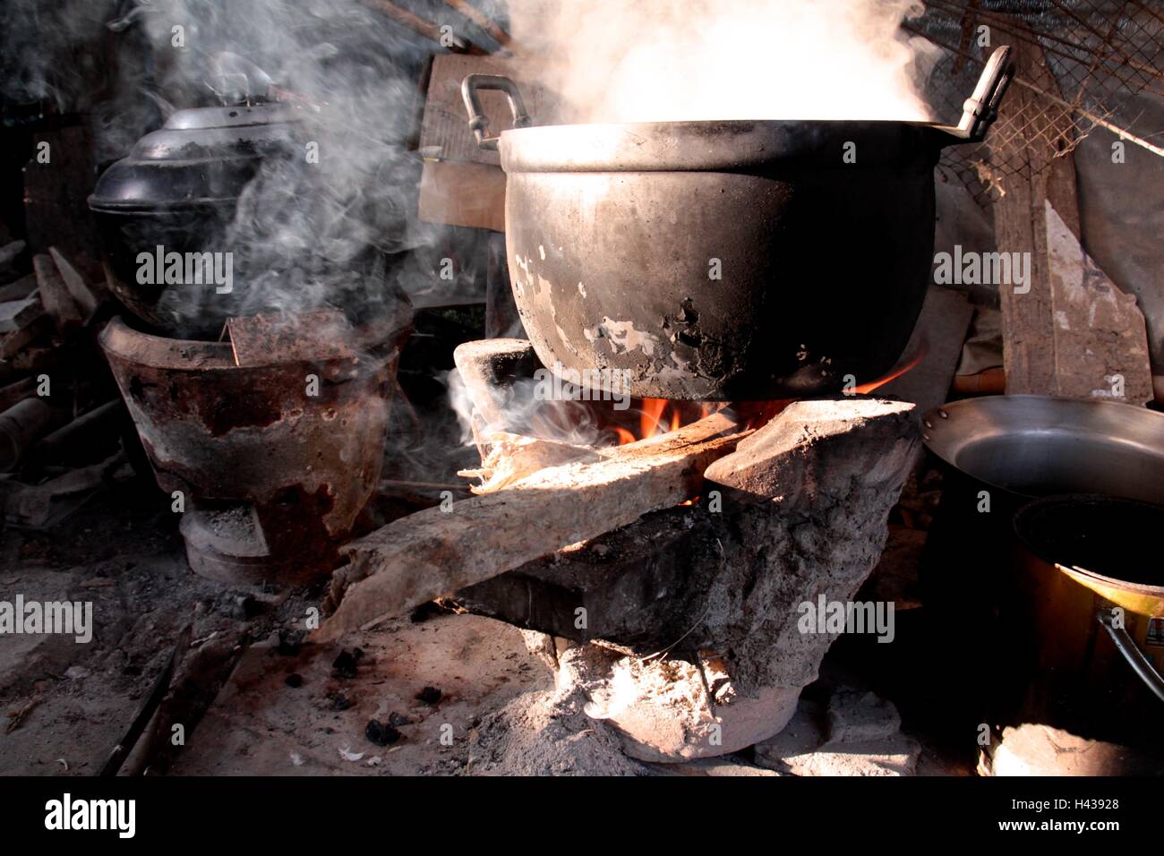 Olla vieja de comida cocinar a fuego de leña ardiente estufa Foto de stock