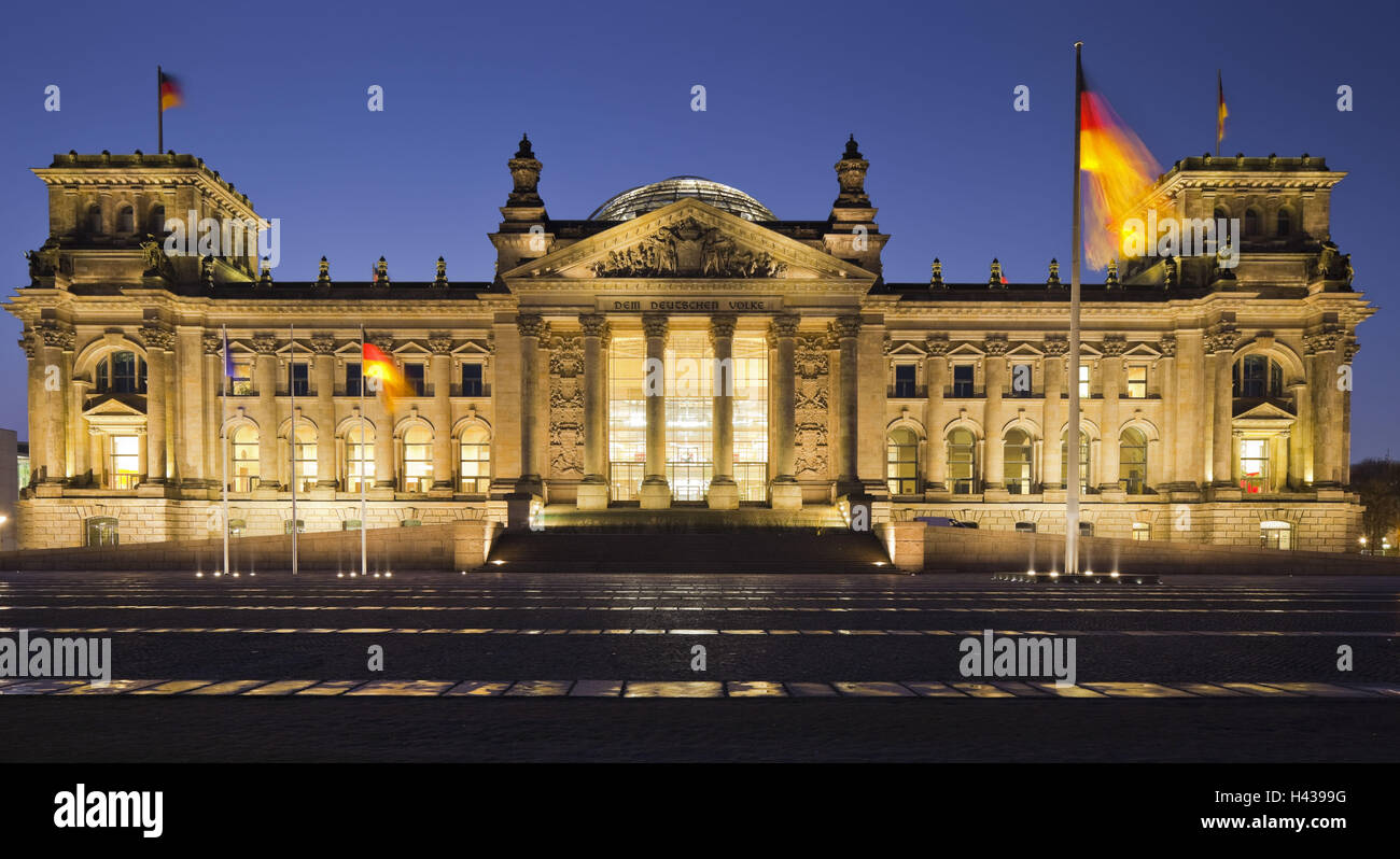 Alemania, Berlín, Platz der Republik (Plaza de la República), el Reichstag, la noche, Foto de stock