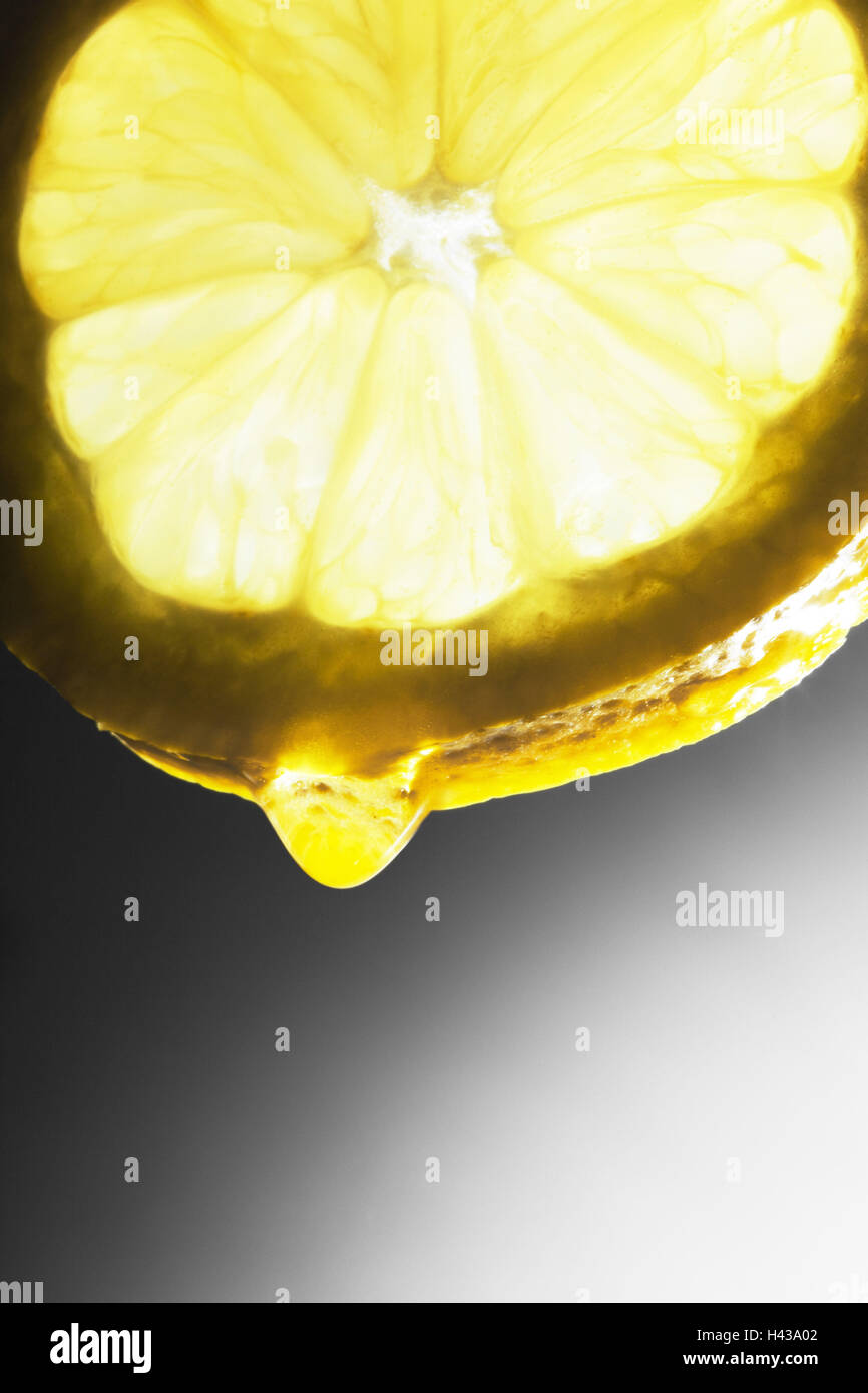 Rodaja de limón, el jugo de limón, caída de cerca Foto de stock