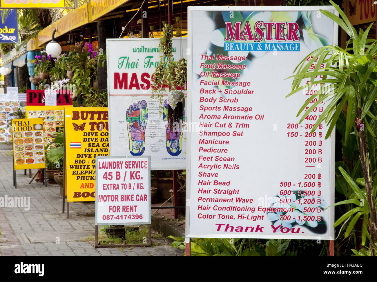 Tailandia, la isla de Phuket, Karon, tiendas, carteles publicitarios,  carretera, Asia, Asia sudoriental, fuera, destino, turismo, tiendas,  diferentemente, servicios de masajes, tatuaje, anuncios, carteles, precios,  precios, desiertas Fotografía de ...