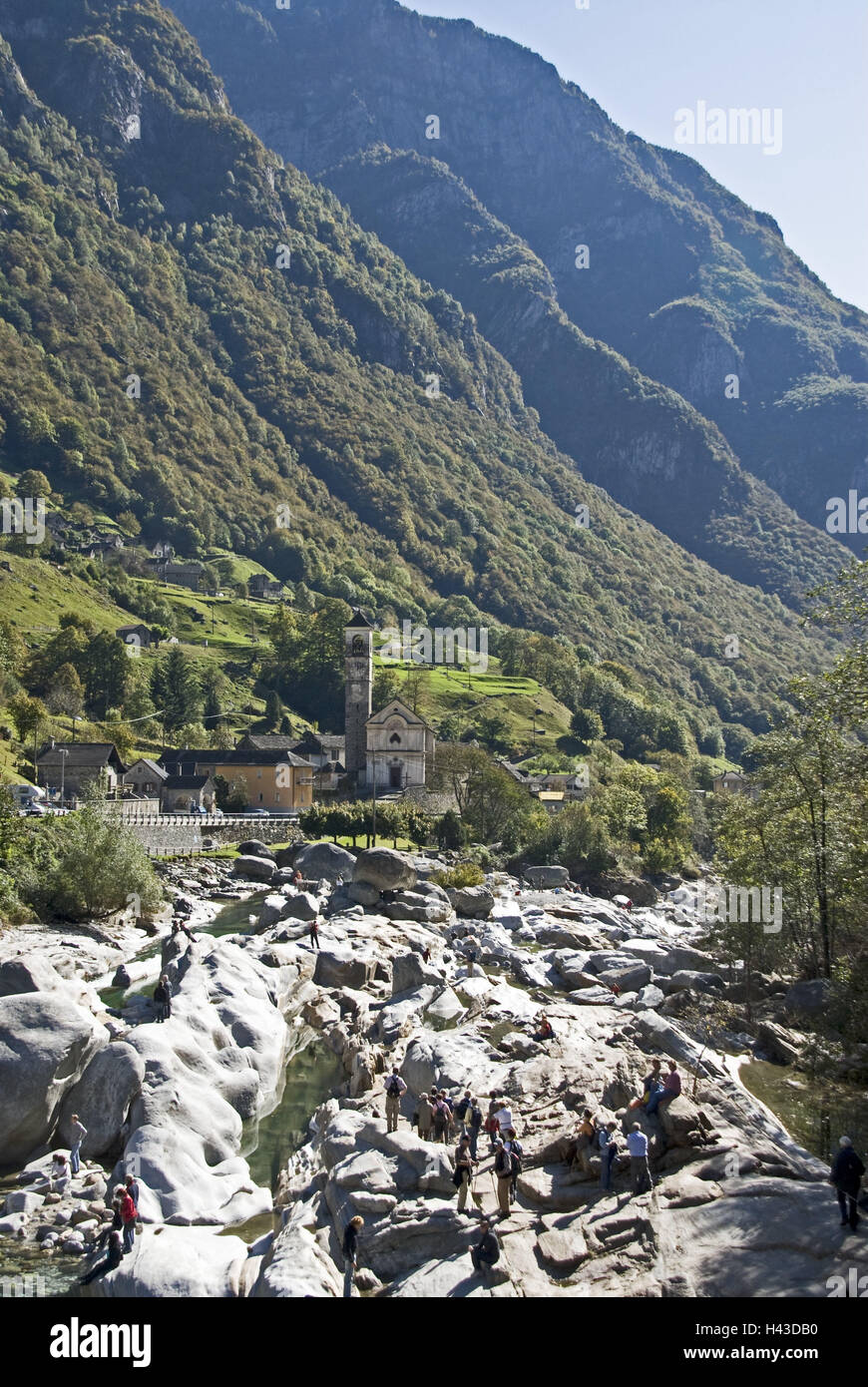 Suiza, Ticino, Valle de Verzasca, río Verzasca, piedras, Lavertezzo, iglesia parroquial, Foto de stock