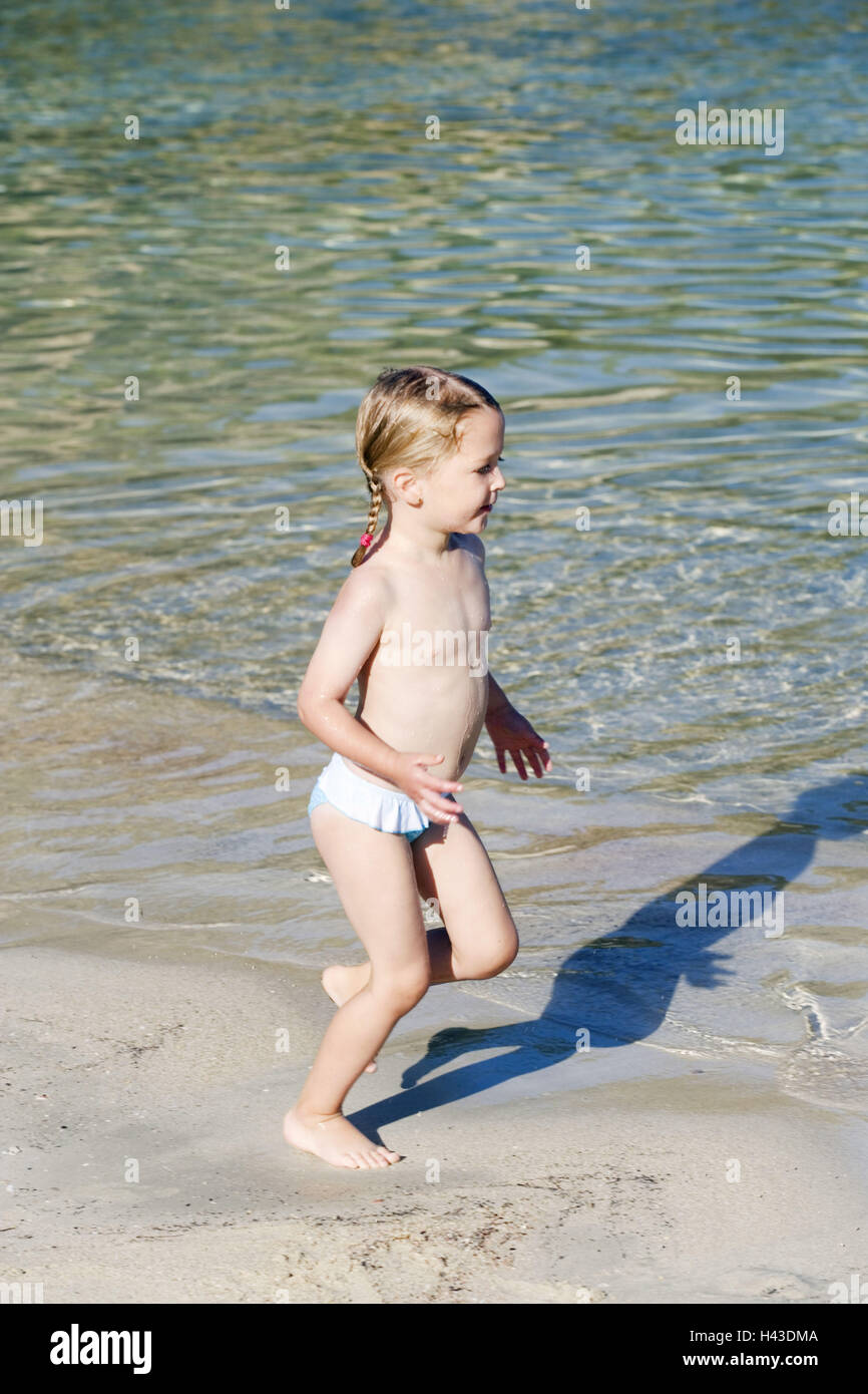 Las niñas, bikini, playa, ejecutar Fotografía de stock - Alamy