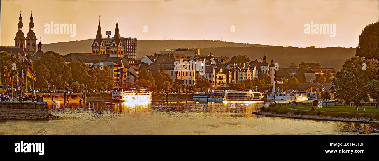 Koblenz centro histórico sobre el río Mosel, luz del atardecer, Koblenz, Renania-Palatinado, Alemania Foto de stock