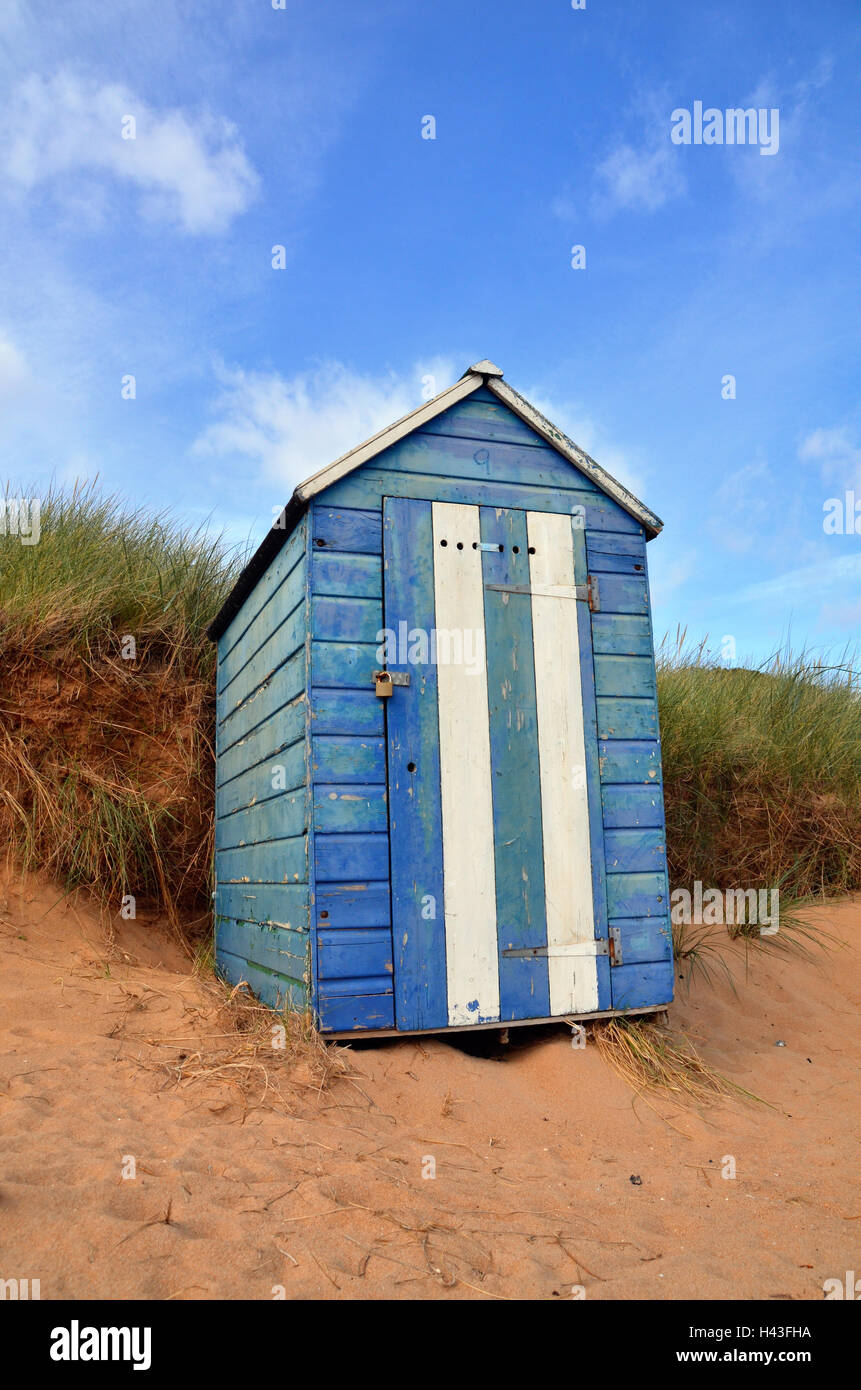 Una de color azul con rayas blancas y cabaña en la playa en la arena a Elie , Fife. Foto de stock