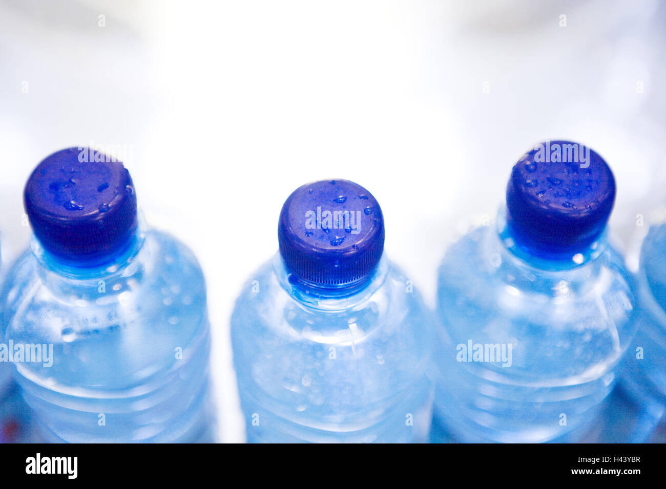 Agua mineral, botellas de plástico, sellos, detalle, desenfoque Foto de stock