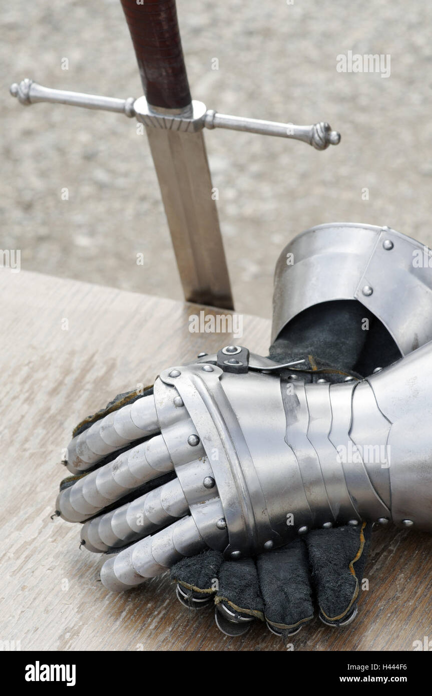 Knight's armament, detalle, guantes, espada, Foto de stock
