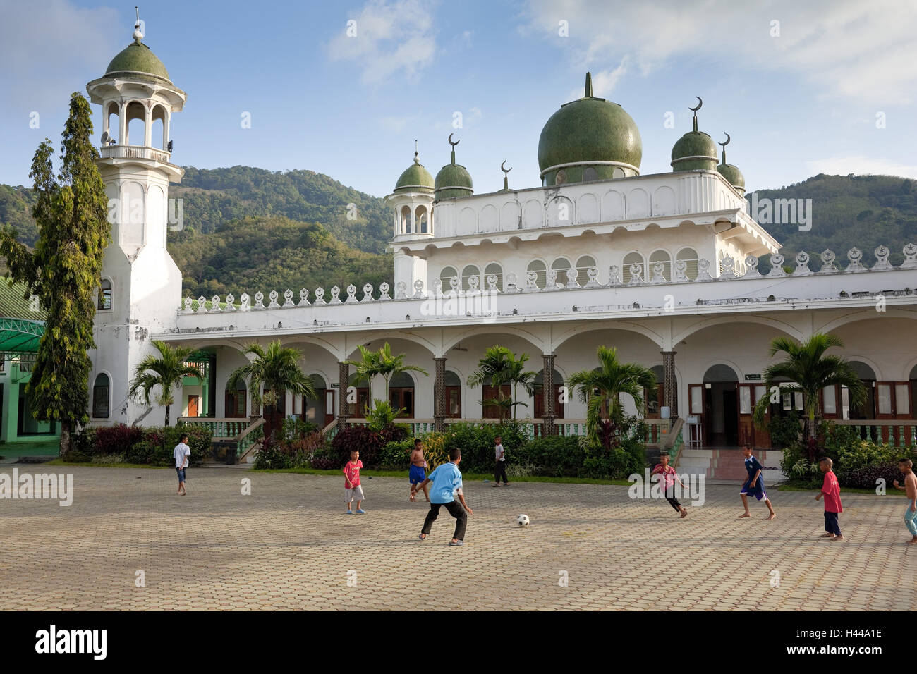 Tailandia, la isla de Phuket, ansioso Tao, mezquita, explanada, niños, fútbol, jugar Foto de stock