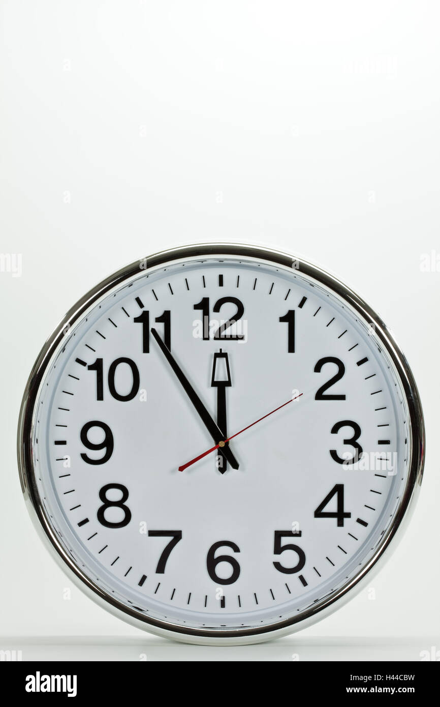 Reloj de pared, cinco antes de las doce Fotografía de stock - Alamy