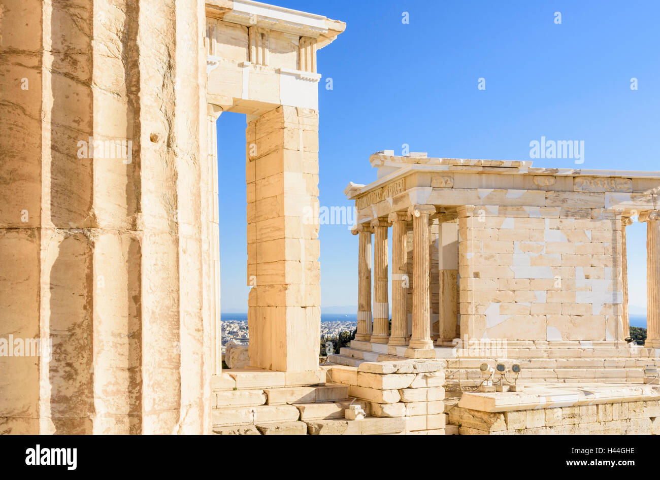 Detalle de la Propilea Iónico y el Templo de Atenea Nike en la acrópolis, Atenas, Grecia Foto de stock