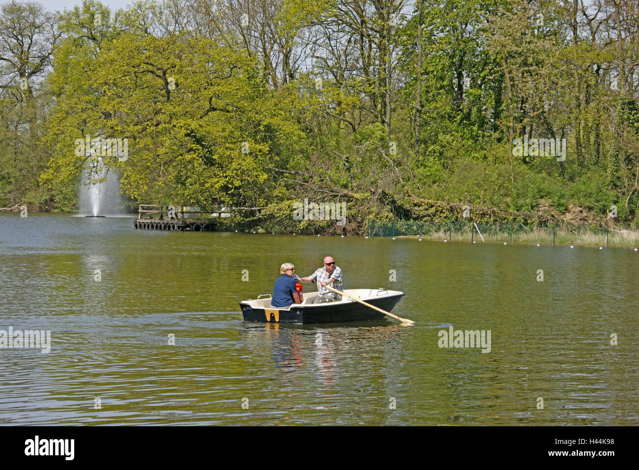 Pond, oar boat, familia, aguas, jet, persona, jubilados, barco, turismo, Alemania, Hessen, Foto de stock