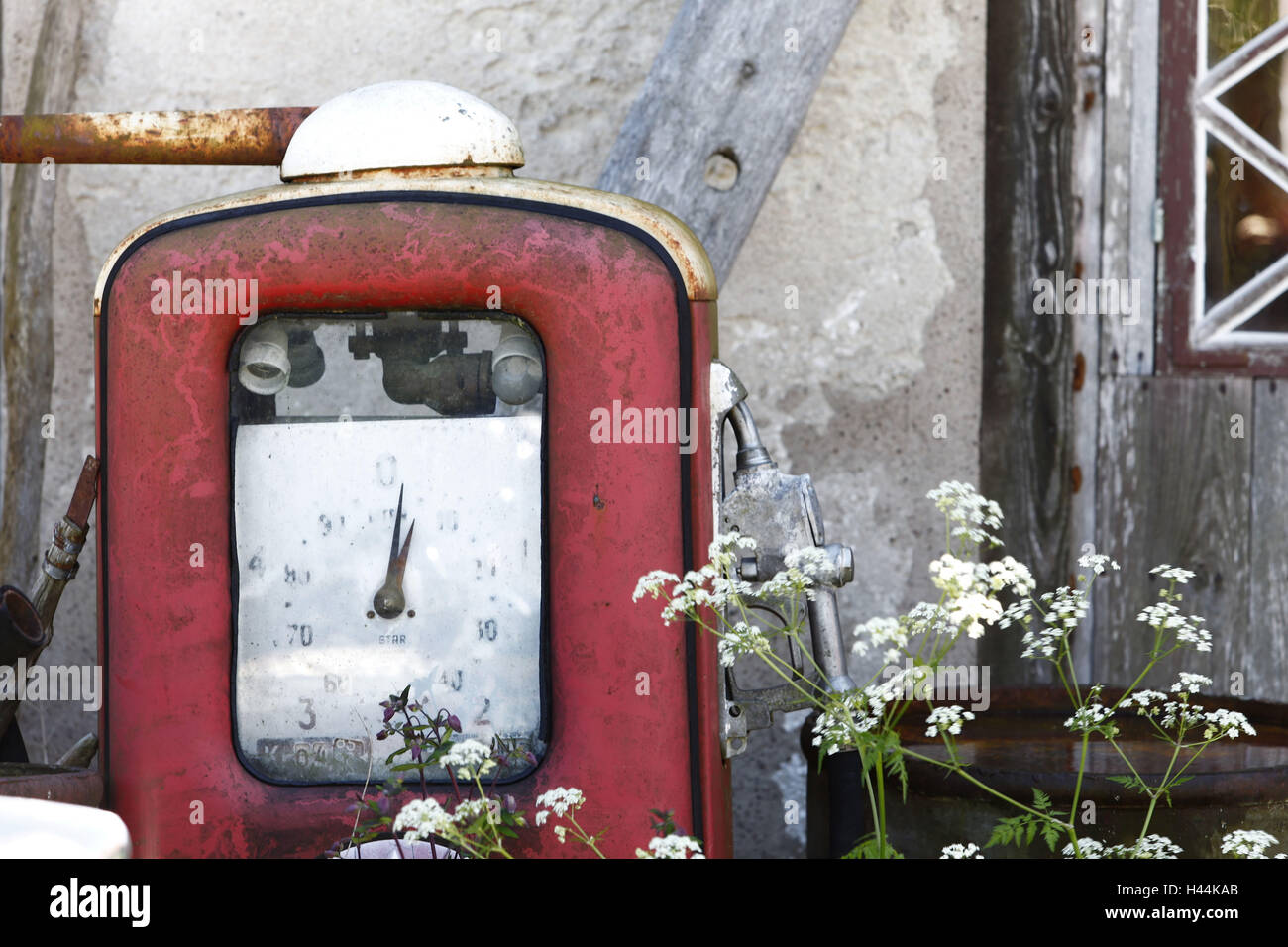 Suecia, patio de chatarra, vieja bomba de gasolina, Foto de stock