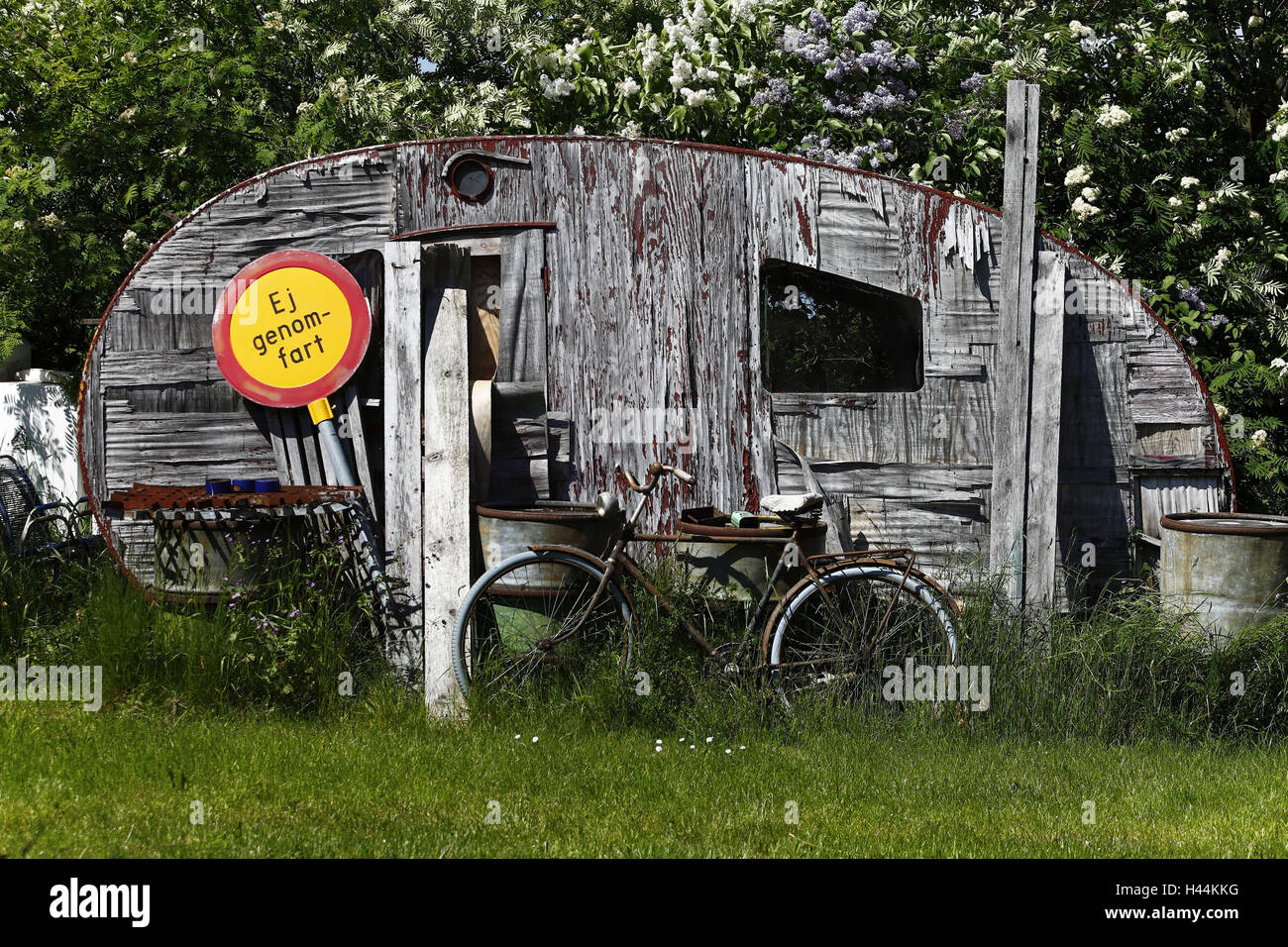 Suecia, patio de chatarra, caravana de madera, viejas, Foto de stock