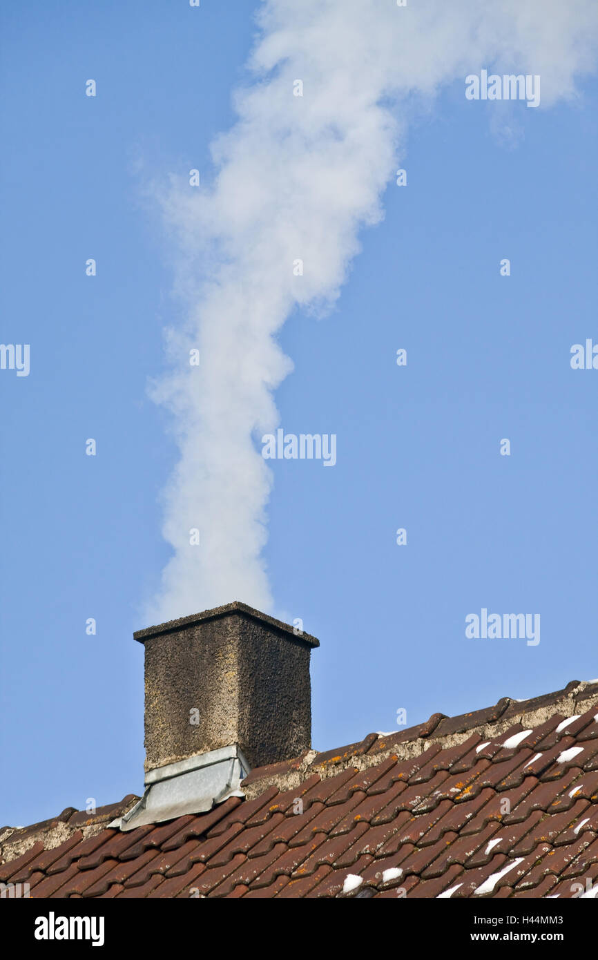 Una chimenea, el tabaquismo, las partículas de carga, el smog, la contaminación ambiental, Foto de stock