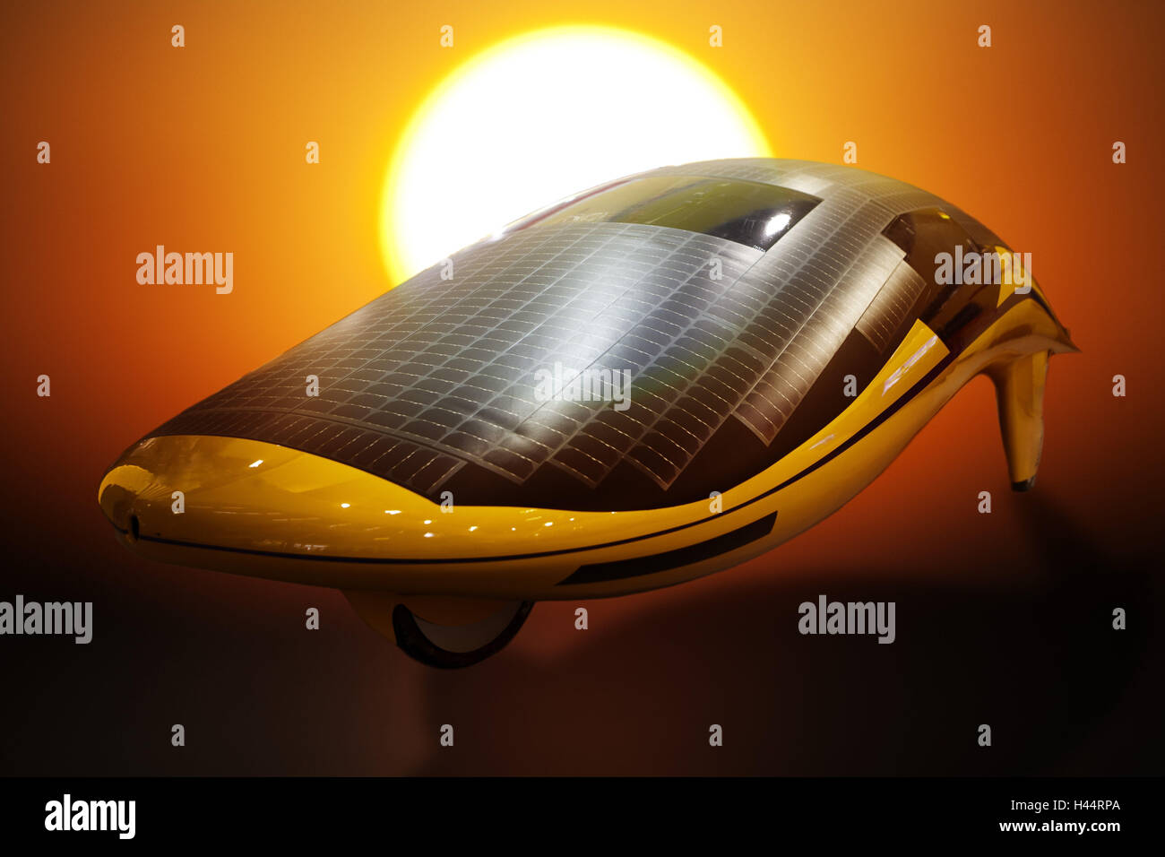 Electromobile con colectores solares, futurista, Foto de stock