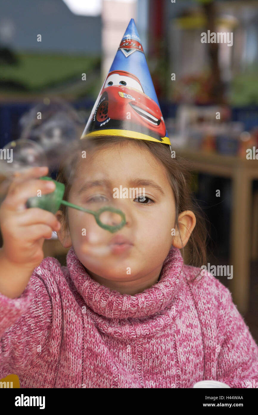 Fiesta de cumpleaños de niños, niña, sombrero de papel, burbujas de jabón, retrato, persona, niño, celebrar, diversiones, alegre, divertido, juego, parte gorras, sombreros y demás tocados, alegría, alegre, infancia, cumpleaños Foto de stock