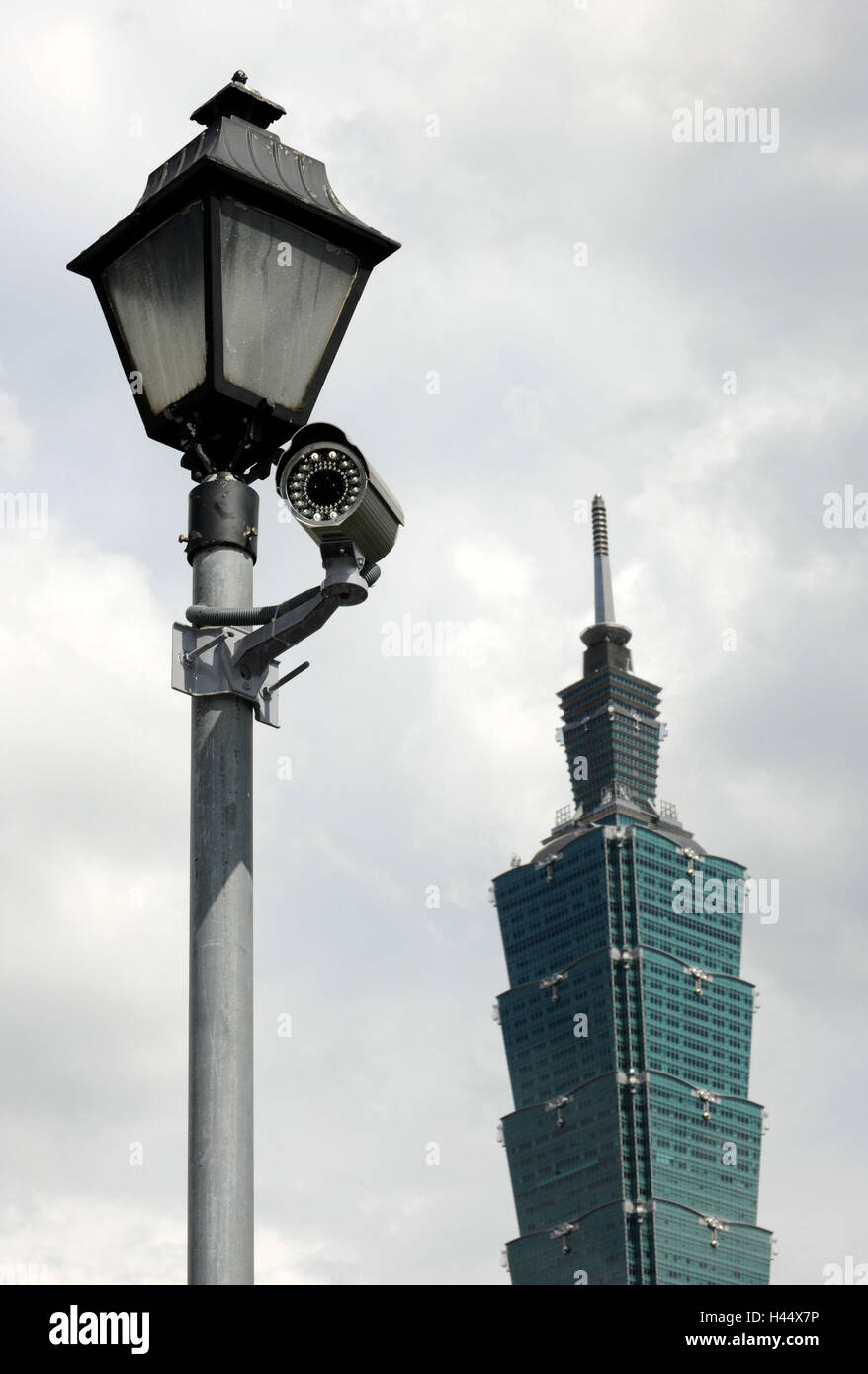 Torre Taipei 101, rascacielos, lámpara de la calle, la cámara de vigilancia, nubes, Taipeh, Taiwan Foto de stock