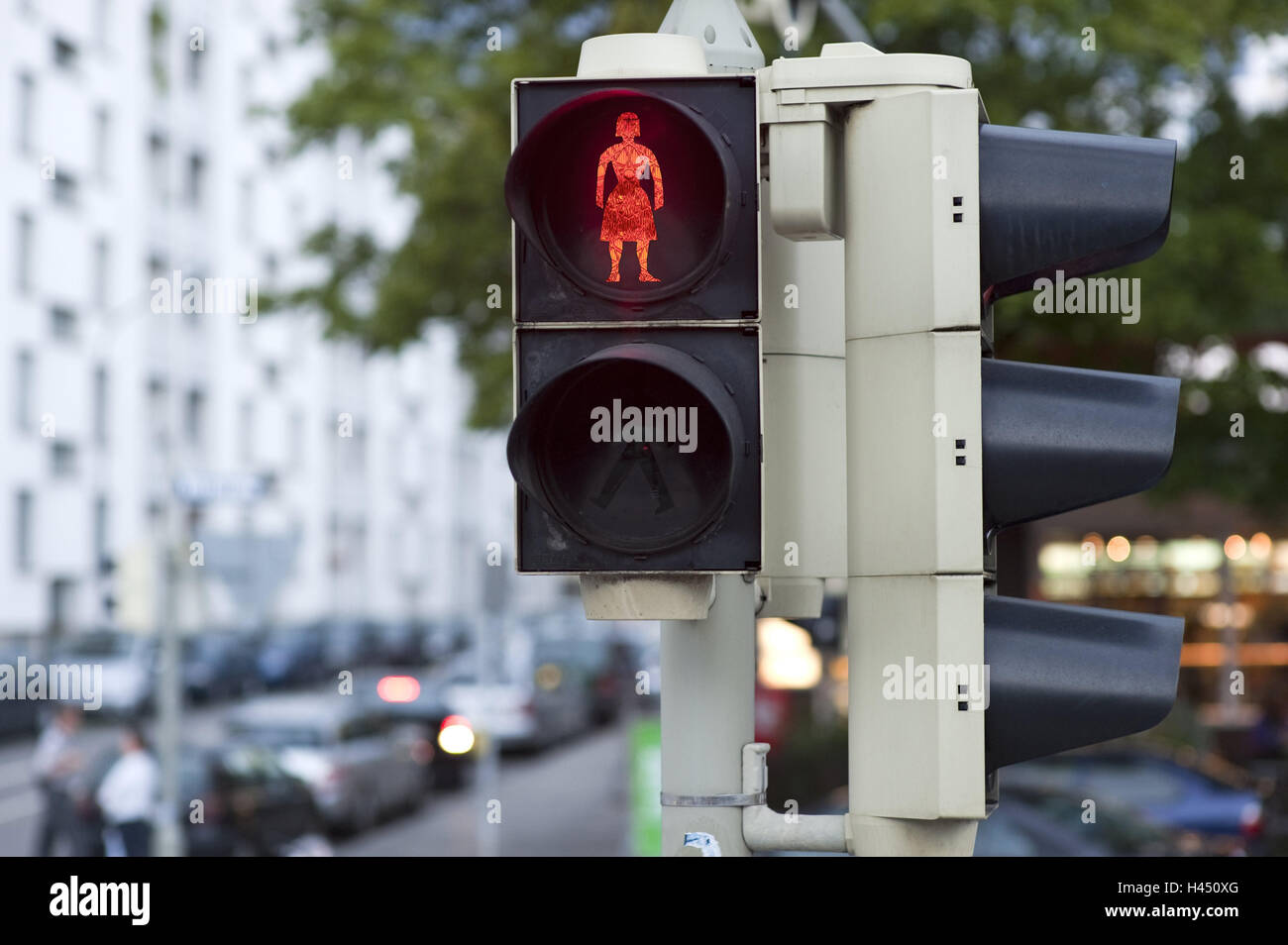 Luz de cruce peatonal, semáforo poco hombre, icono, mujer, rojo [M], semáforo peatonal, la emancipación femenina, la luz roja, vertical, detener el tráfico, el tráfico, el semáforo, Espera, espera, sólo, antecedentes, Blur, control de tráfico, la concepción, la soledad, salía caracteres de luz, señal, Foto de stock