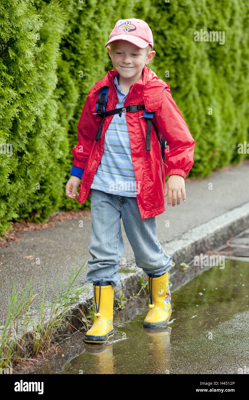 Un niño de 5 años de edad, con ropa impermeable, fuera, el modelo liberado  Fotografía de stock - Alamy