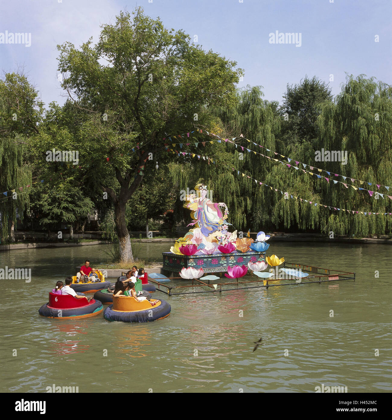 China, la región de Sinkiang, Ürümqi, Montaña Roja, Hongshan fun fair,  Lago, electric botas, ningún modelo de liberación, Asia, Seda, Xinjiang,  Urumqi, pueblo, ciudad, montaña montaña Cabeza de Hongshan, tigre, tigre  jefe