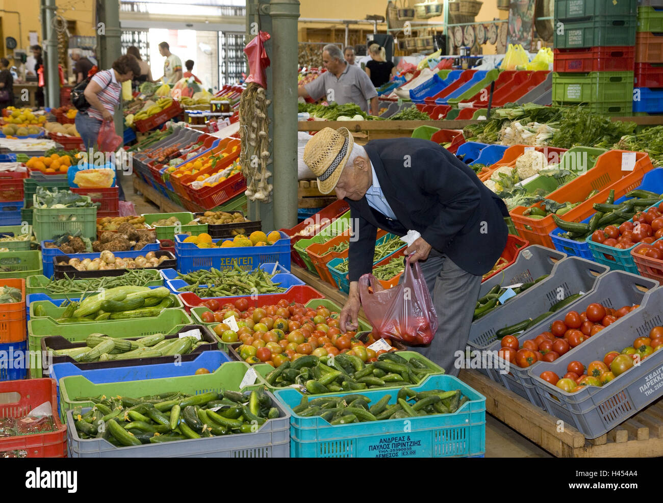Chipre, en griego, en Lima, el mercado cubierto de sol, verduras, senior, hacer compras, Foto de stock