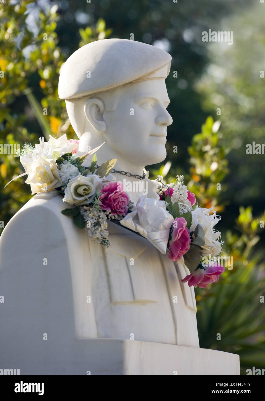 Chipre, Agia Napa, monumento de guerra, busto, soldado, ofrenda floral, vista lateral, Foto de stock