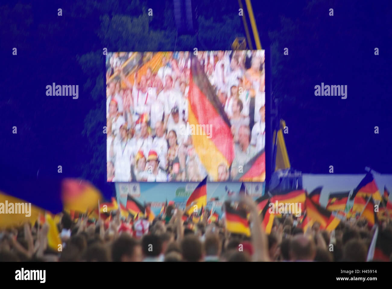 Alemania, evento, aficionados al fútbol, Alemania banderas, gran pantalla de imagen, transmisión en vivo, por la noche, Blur, evento deportivo, deporte, eventos deportivos, el fútbol, el campeonato del mundo, EM, gran evento, gran pantalla, pantalla, transmisión, deportes, persona, espectador, ventiladores, medidas humanas, reuniones, banderas, vítores, celebrar, el entusiasmo, la unidad, el orgullo nacional, la alegría, la diversión, la dinámica de grupo, estado de ánimo positivo, común figureistic, fuera Foto de stock