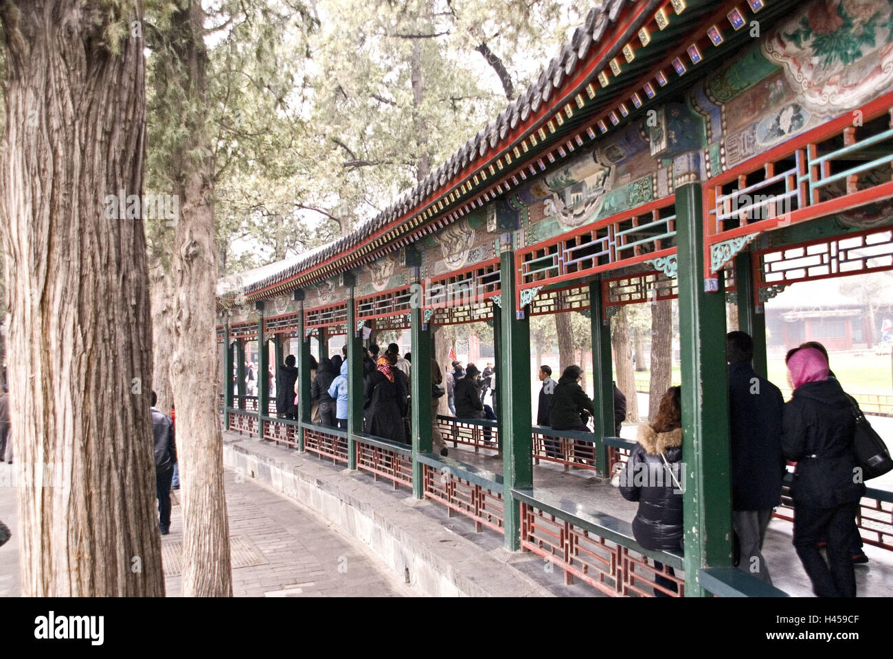 China, Pekín, palacio de verano, larga columnata, carpintería de madera, pintada, visitante, Foto de stock