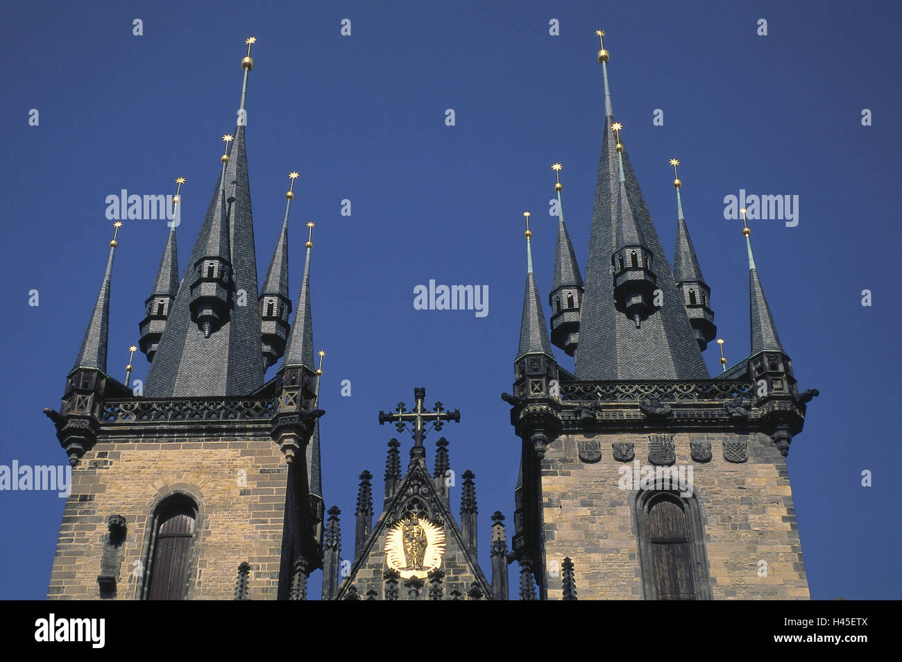 República Checa, Praga Teynkirche, campanarios, iglesia, iglesia, religión, fe, estructura, arquitectura, torres, campanarios, el cielo azul, despejado, estilo arquitectónico gótico tardío, Foto de stock