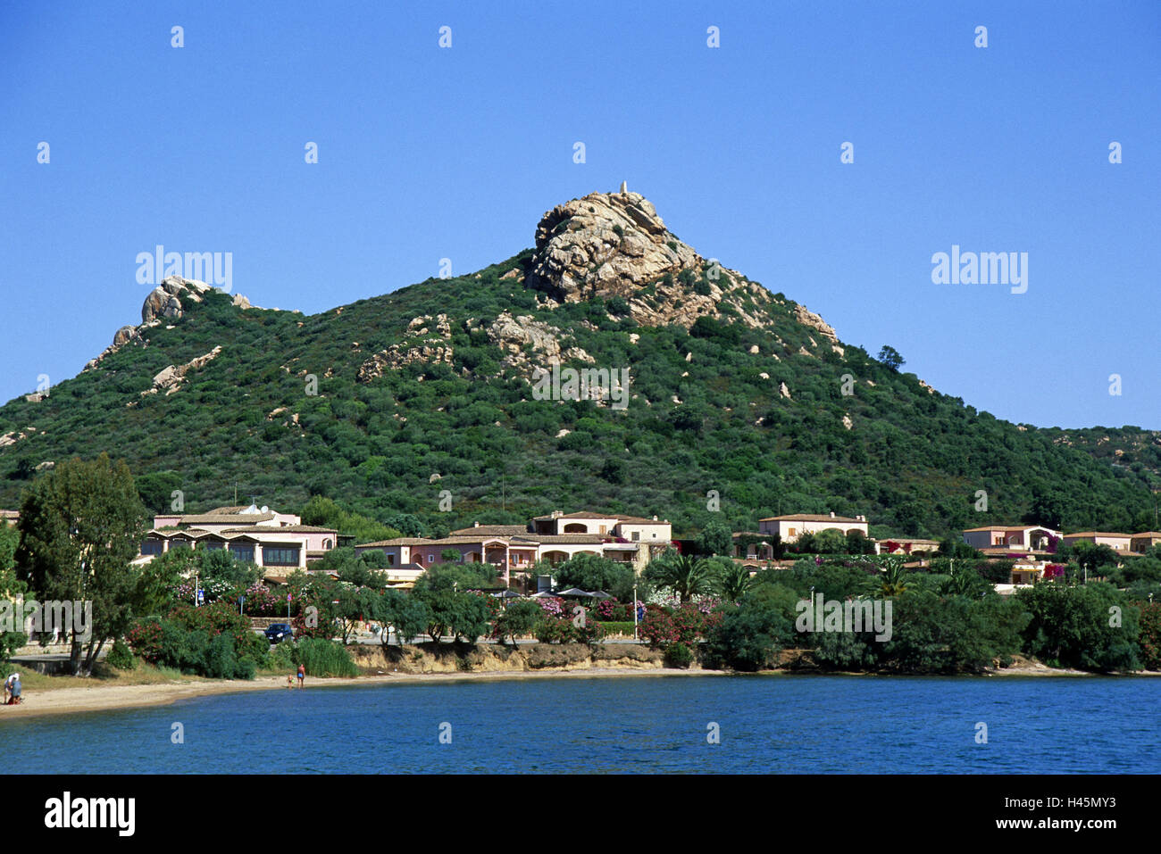 Italia, la isla de Cerdeña, en Cannigione, bahía, casas, montaña, Foto de stock